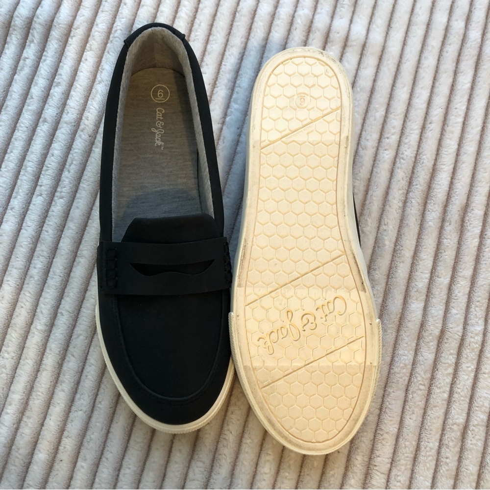 Cat and Jack Youth size 6 dress shoe.